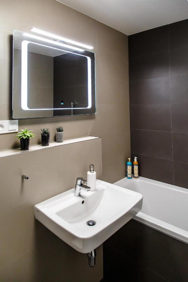 The Town Hall Residence -Welcome Home Apartment-Free Outdoor Parking-Ac Kosice Bagian luar foto