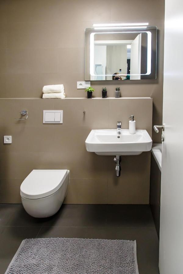 The Town Hall Residence -Welcome Home Apartment-Free Outdoor Parking-Ac Kosice Bagian luar foto