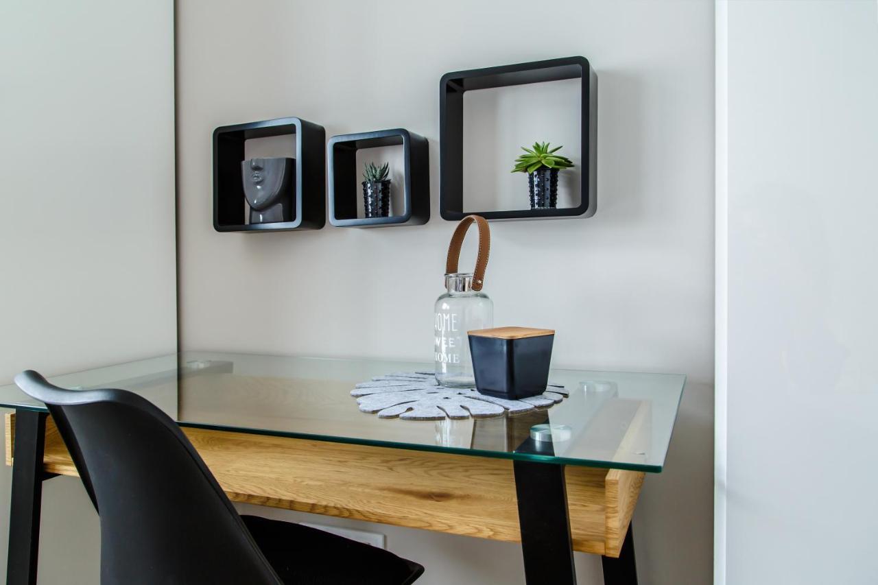The Town Hall Residence -Welcome Home Apartment-Free Outdoor Parking-Ac Kosice Bagian luar foto
